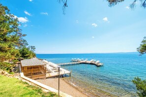 Playa privada y playa de arena negra 