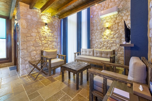 Down duvets, in-room safe, desk, soundproofing - Marisstone Hotel Villa (Kesan)