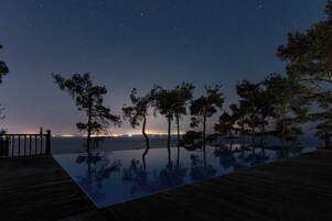 Piscina con borde infinito