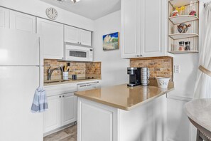 Frigorifero, microonde, piano cottura, lavastoviglie