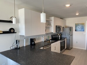 Kjøleskap, mikrobølgeovn, ovn og kokeplater