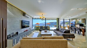 TV, table football - Luxury 5 Bedroom Kalkan Villa - Heated Pool 5 minute drive to the town (Kalkan)
