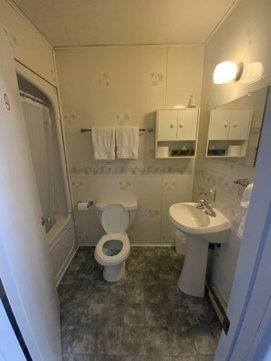 Bathroom - Moosehorn Motel & Cottages (James)