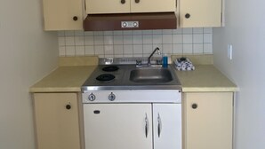 Premium Room | In-room dining - Moosehorn Motel & Cottages (James)