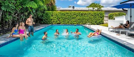 Alberca al aire libre y alberca climatizada