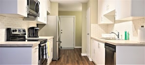 Fridge, microwave, oven, stovetop - Lovely Modern 3-Bedroom Condo with Free Parking right by West Edmonton Mall (Edmonton)