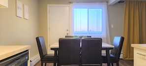 Dining - Lovely Modern 3-Bedroom Condo with Free Parking right by West Edmonton Mall (Edmonton)