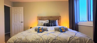 Lovely Modern 3-Bedroom Condo with Free Parking right by West Edmonton Mall