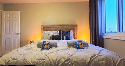 Lovely Modern 3-Bedroom Condo with Free Parking right by West Edmonton Mall