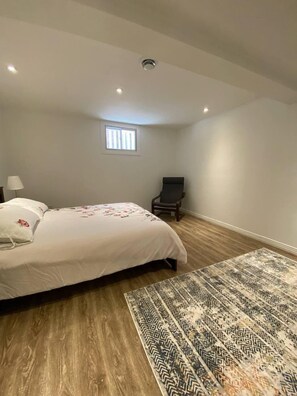 2 camere, una scrivania, ferro/asse da stiro, culla da viaggio