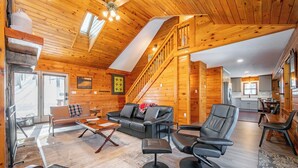 L’intérieur d’une cabane en rondins comprend un salon, un coin repas et une cuisine.