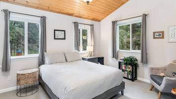 2 habitaciones, escritorio y tabla de planchar con plancha