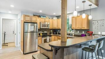 Refrigerador, microondas, horno y parrilla de estufa