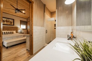 Badewanne, Haartrockner, Handtücher