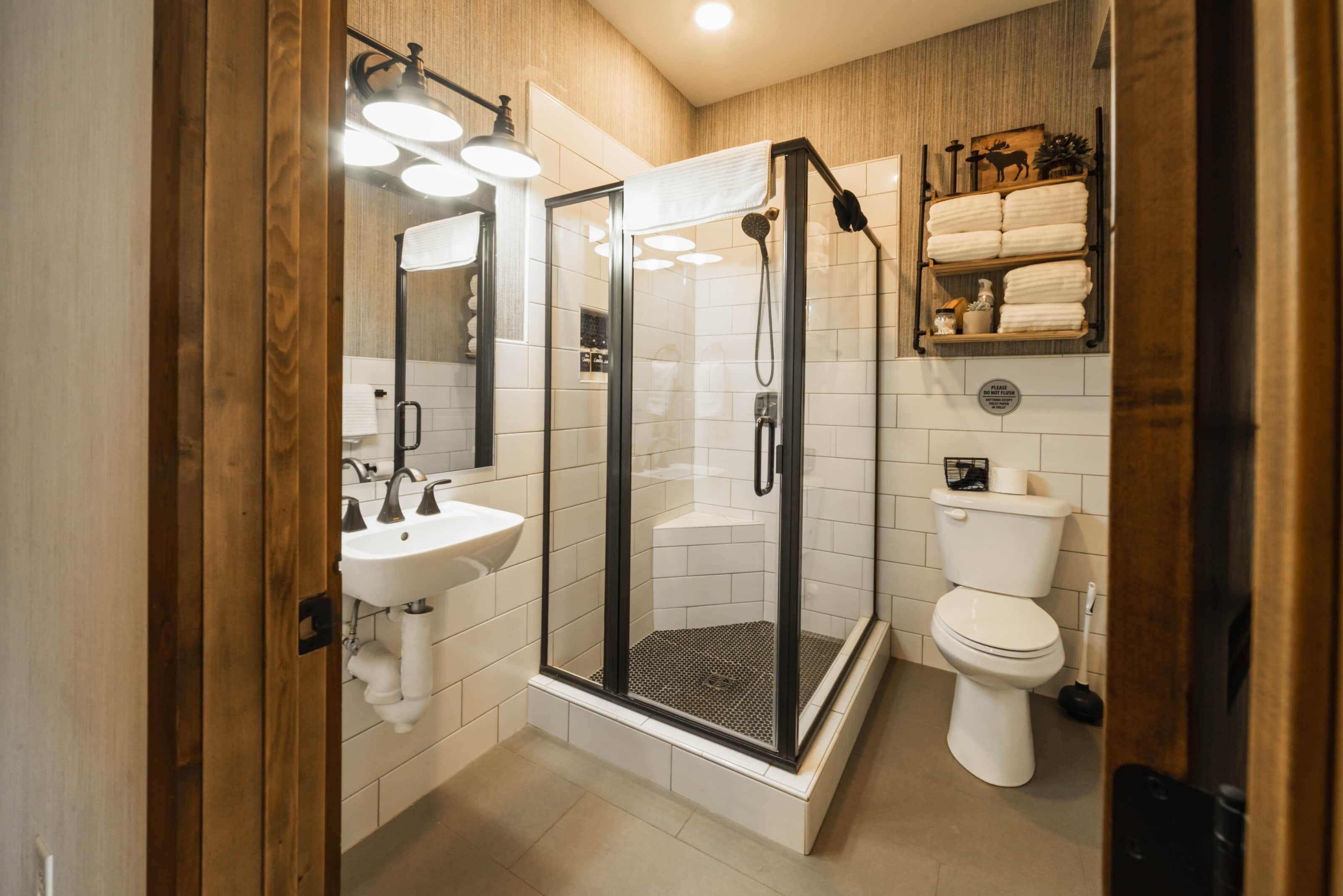 Badewanne, Haartrockner, Handtücher