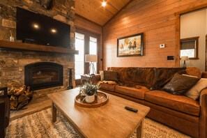 Fireplace, table football - DMR Cabin 6 | Two-Level | Max Capacity 14 (Franklin County)