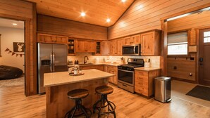 Coffee/tea maker, fridge, microwave, oven - DMR Cabin 5 | One-Level | Max Capacity 7 (Franklin County)