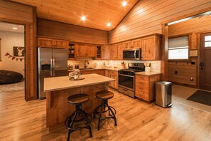 Fridge, microwave, oven, stovetop - DMR Cabin 5 | One-Level | Max Capacity 7 (Franklin County)