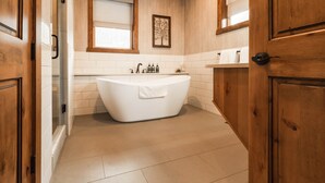Bathtub, hair dryer, towels - DMR Cabin 5 | One-Level | Max Capacity 7 (Franklin County)