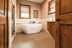 Badewanne, Haartrockner, Handtücher