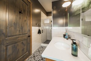 Bathtub, hair dryer, towels - DMR Cabin 3 | Two-Level | Max Capacity 5 (Franklin County)
