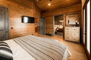 1 bedroom, WiFi, bed sheets - DMR Cabin 3 | Two-Level | Max Capacity 5 (Franklin County)