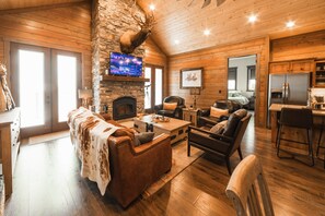 Televisie, een open haard en tafelvoetbal