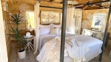 4 bedrooms, desk, iron/ironing board, travel crib