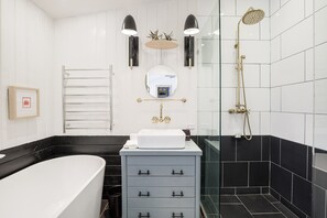 Badewanne, Haartrockner, Handtücher, Seife