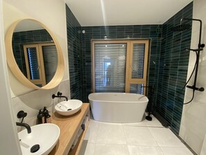 Badekar, hårføner, håndklær og såpe