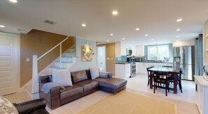 Smart TV, fireplace - 4BR, updated home in Surfside. Sleeps 8 adults, big yard/porch/deck, central air (Nantucket)