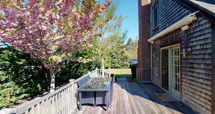 4BR, updated home in Surfside. Sleeps 8 adults, big yard/porch/deck, central air
