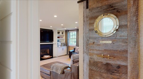 4BR, updated home in Surfside. Sleeps 8 adults, big yard/porch/deck, central air