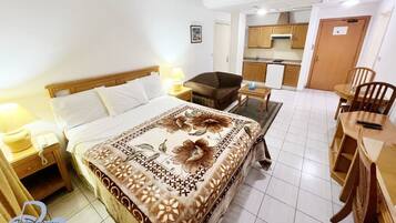 Estudio | Ropa de cama de alta calidad, caja fuerte, escritorio y cortinas opacas