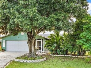 Exterior - 7 Palms Pool House  (Cape Coral)