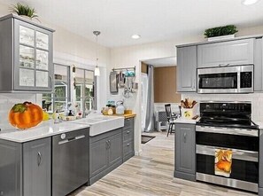 Kühlschrank, Mikrowelle, Ofen, Herdplatte