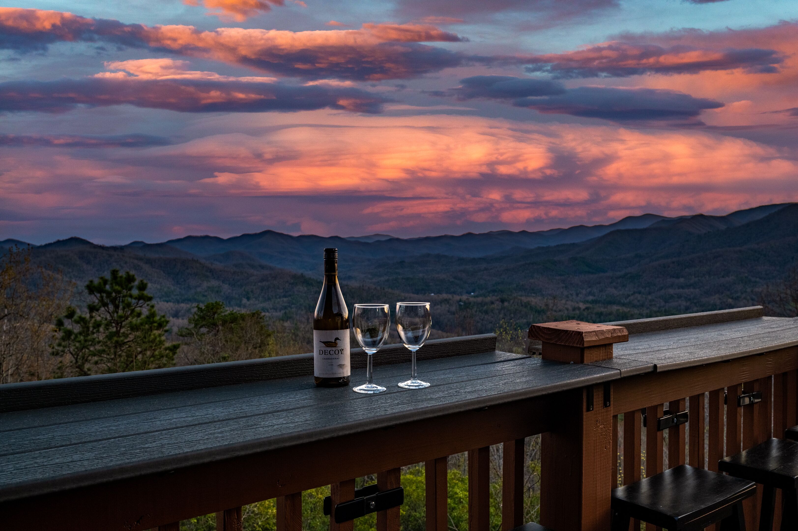 Mountain Luxury: Deck Dining, Fire Pit, Hot Tub, Coffee Bar, Live TV, Fast Wifi