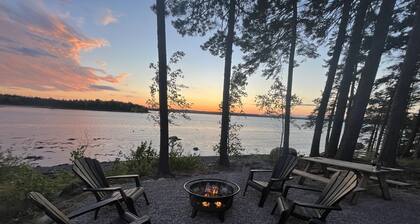 Bar Harbor Oceanfront Log Cabin 10 min to Acadia National Park
