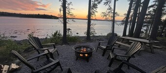 Bar Harbor Oceanfront Log Cabin 10 min to Acadia National Park