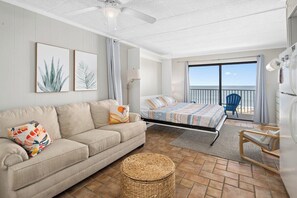 Free WiFi, bed sheets - Oceanfront Studio, King bed, Sleeps 4, Pool, Wi-Fi (Ocean City)