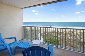 Property grounds - Oceanfront Studio, King bed, Sleeps 4, Pool, Wi-Fi (Ocean City)