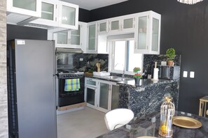 Private kitchen - A modern 2-bedroom villa with pool and lounge area (Sosúa)