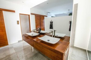Regadera, secadora de cabello, jabón, papel de baño