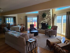 Smart-TV, Kamin, DVD-Player, Tischfußball