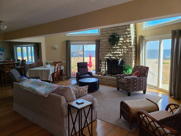 Smart TV, chimenea, reproductor de DVD y futbolito 