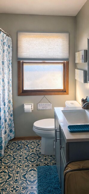 Bathtub, hair dryer, towels, soap - COZY   Minutes to Weston, World Cup, other Kansas City venues. (Platte City)