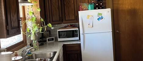 Kitchen - Fridge, Stove/Oven and all other kitchen amenities