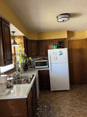 Refrigerador, microondas, horno y parrilla de estufa 