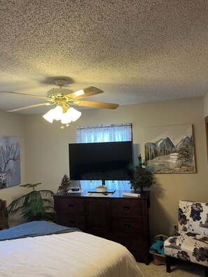 2 bedrooms, desk, free WiFi, bed sheets - COZY   Minutes to Weston, World Cup, other Kansas City venues. (Platte City)