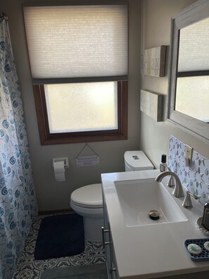 Vasca, asciugacapelli, asciugamani, sapone